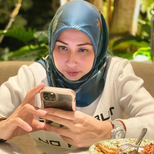 Mantap Berhijab, Ini 7 Potret Penampilan Terbaru Deswita Maharani