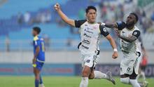 Selebrasi penyerang Persija Jakarta, Eksel Runtukahu usai mencetak gol ke gawang Arema FC dalam laga pekan ke-12 BRI Super League 2025/2026 di Stadion Kanjuruhan, Kabupaten Malang, Sabtu (8/11/2025) sore WIB. (Dok. Persija)