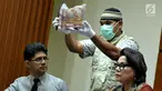 Pihak KPK menunjukan sejumlah uang barang bukti hasil Operasi Tangkap Tangan (OTT) yang melibatkan enam orang pejabat Jatim saat konfrensi pers di gedung KPK, Jakarta, Selasa (6/6). (Liputan6.com/Helmi Afandi)
