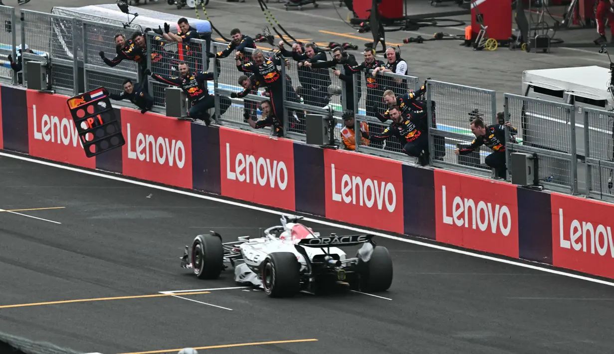 Max Verstappen tampil tercepat dalam balapan yang berdurasi 53 putaran tersebut. Ia berhasil mengungguli Lando Norris dengan jarak 1,423 detik. Sementara, tempat ketiga diraih Oscar Piatri. (MOHD RASFAN/AFP)