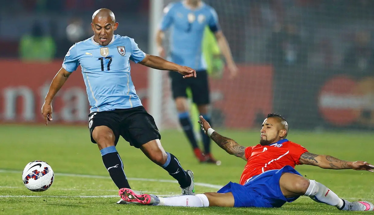 Duel panas terjadi antara Chile melawan Uruguay pada pertandingan perempat final Copa Amerika 2015 di National Stadium, Santiago, Chile, (25/6/2015). Chile melaju ke semifinal usai mengalahkan Uruguay 1-0. (REUTERS/Ivan Alvarado)