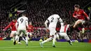 Pemain Manchester United, Victor Lindelof, mencetak gol ke gawang Luton Town pada pekan ke-12 Premier League 2023/2024 di Stadion Old Trafford, Sabtu, (11/11/2023). (AFP/Oli Scarff)