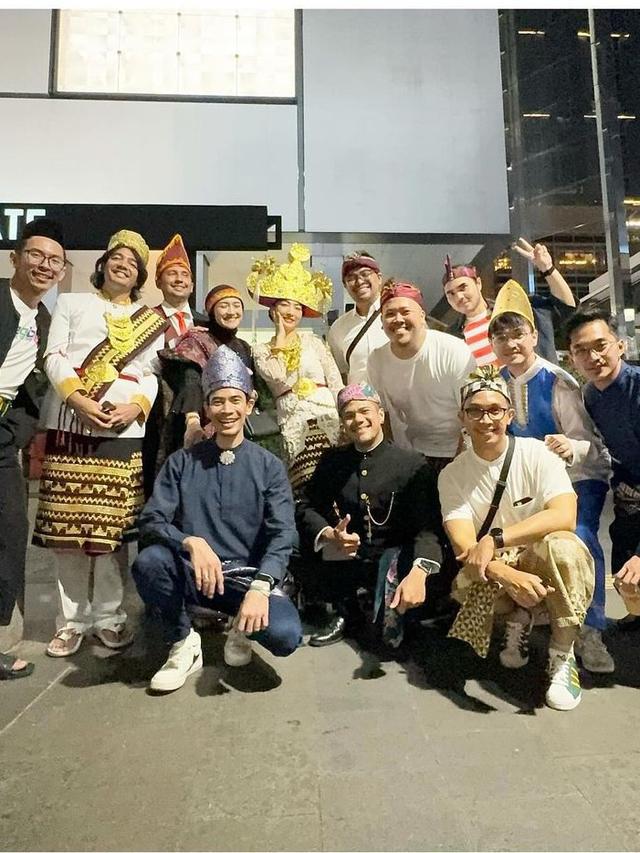 7 Potret Hesti Purwadinata dan Suami Bukber Pakai Baju Adat, Bak Pawai