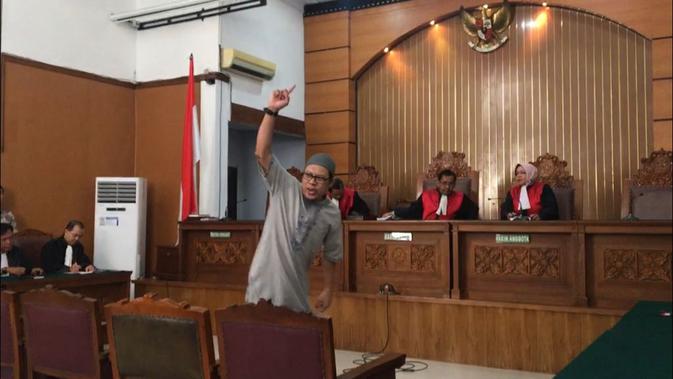 Pimpinan JAD Zainal Anshari usai mendengar putusan hakim. (Merdeka.com/Nur Habibie)