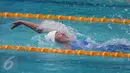 Perenang Jawa Barat, Yessy V Yosaputra saat berlomba di kelas 200m gaya punggung putri di Gelanggang Renang FPOK UPI, Bandung, Senin (19/9/2016). Yessy berhasil meraih emas dengan catatan waktu 2 menit 20,70 dtk. (Liputan6.com/Helmi Fithriansyah)