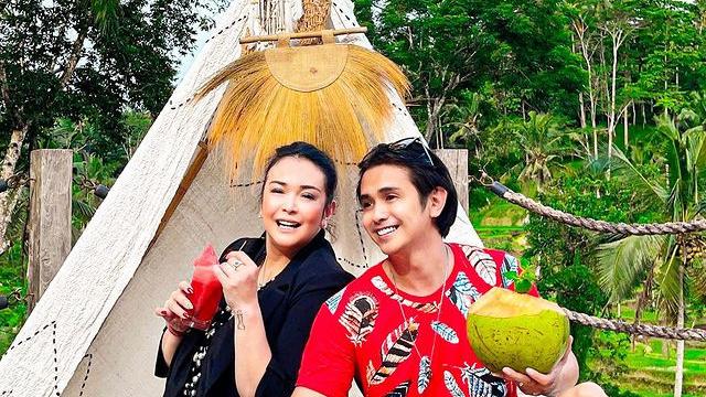 6 Momen Liburan Ajun Perwira dan Jennifer Ipel Ini Romantis