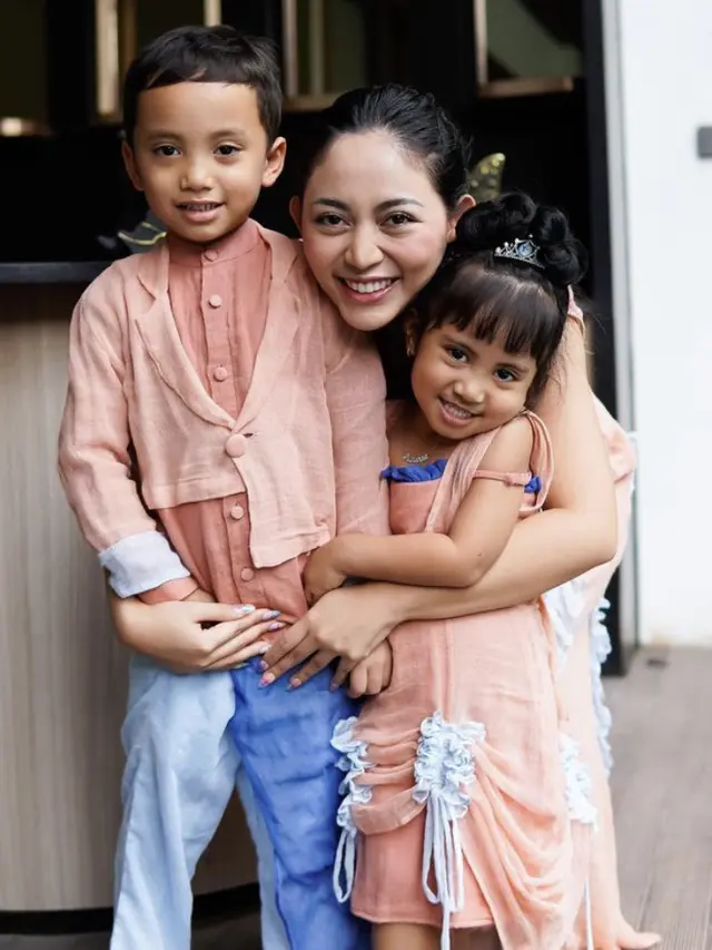 Busana Rachel Vennya saat lebaran ke dua, credit: Instagram (@rachelvennya)