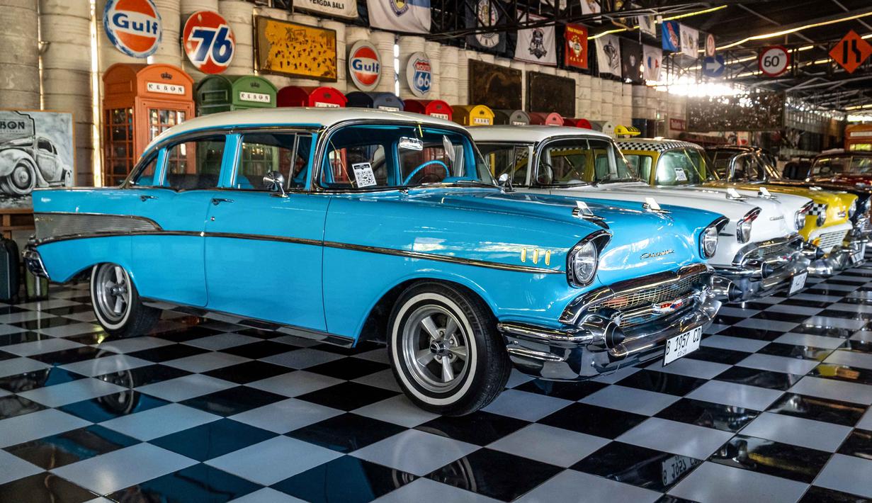 Foto yang diambil pada 14 Oktober 2025 ini menunjukkan mobil klasik Chevrolet Bel Air tahun 1957 di Museum Mobil Antik Kebon, Bali. Museum mobil antik itu dinamai Kebon Vintage Cars yang berlokasi di daerah Biaung, Denpasar, Bali. Jos Dharmawan membuka koleksinya bagi para penggemar otomotif dan anak muda Indonesia yang ingin melihat sekilas sejarah negara ini. (Dicky Bisinglasi/AFP)