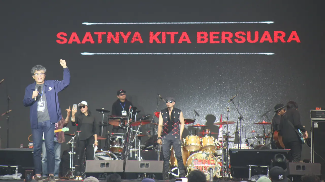 Aliansi Selamatkan Demokrasi Indonesia (ASDI) membuat acara Panggung Rakyat bertema Bongkar yang diikuti puluhan seniman, budayawan, dan aktivis di Stadion Madya Gelora Bung Karno, Jakarta, Sabtu (9/12) (Istimewa)