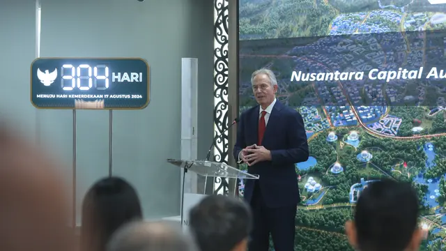 Tony Blair, founder dan Executive Chairman Tony Blair Institute for Global Change Indonesia dan Bambang Susantono, Kepala Otorita Ibu Kota Nusantara (OIKN) menyaksikan penandatanganan MoU pengembangan riset dan inovasi. (Arief/Liputan6.com)