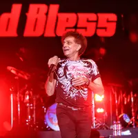 Grup band rock legendaris God Bless menjadi salah satu pengisi dalam konser lintas generasi 5UPERGROUP. Konser berlangsung merianh di Plenary Hall, Jakarta Convention Center, Selasa (21/11/2017) malam. (Adrian Putra/Bintang.com)