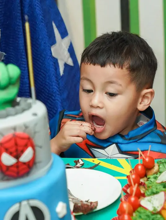 <p>Sekedar informasi, Baim Wong belakangan ini sedang menjadi sorotan karena menjual iPad seharga Rp 1 juta. Melalui akun instagramnya, Baim memperlihatkan banyak sekali iPad yang masih di dalam kardus. Artis yang juga Youtuber itu juga telah mengklarifikasi bahwa iPad yang dijual asli. [Instagram/baimwong]</p>