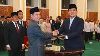 Ketua Dewan Perwakilan Daerah (DPD) RI Sultan B Najamudin melantik Mohammad Iqbal, sebagai Sekretaris Jenderal (Sekjen) DPD RI di Gedung Nusantara IV, Senin (19/5/2025). (Istimewa)