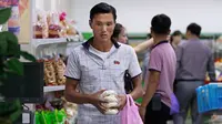 Seorang pria berbelanja di supermarket di Pyongyang, Korea Utara (12/9). Banyak produk dalam negeri terlihat di rak-rak supermarket tersebut sebagai bagian dari upaya membangun ekonominya dan meningkatkan standar hidup nasional. (AP Photo/Kin Cheung)