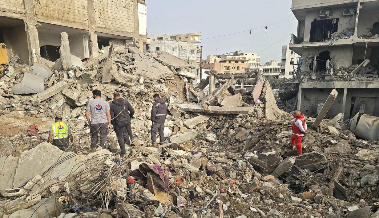 Seperti diketahui, Lebanon terseret ke dalam perang Timur Tengah ketika Hizbullah melancarkan serangan terhadap Israel untuk membalas gugurnya pemimpin Iran, Ayatollah Ali Khamenei. Tampak dalam foto, para petugas penyelamat memeriksa puing-puing bangunan yang hancur di lokasi serangan Israel di wilayah Maarakeh, Lebanon selatan, dekat kota pesisir Tyre pada Sabtu 4 April 2026. (Kawnat HAJU/AFP)