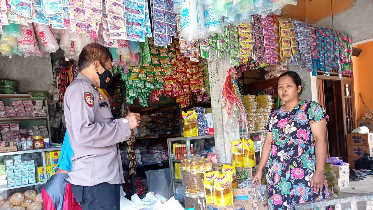Pak Bhabin mengecek ketersediaan bahan kebutuhan pokok masyarakat jelang Ramadan. (Foto: Polres Pemalang/Liputan6.com)