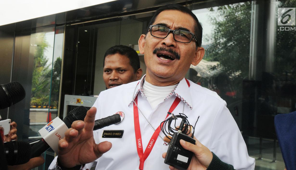 Kepala Kantor Imigrasi Kelas I Bandara Soekarno-Hatta, Enang Supriyadi Syamsie, menyambangi Gedung KPK di Jakarta, Senin (8/10). Enang diperiksa sebagai saksi pemeriksaan tambahan pengembangan perkara tersangka pengacara Lucas. (Merdeka.com/Dwi Narwoko)