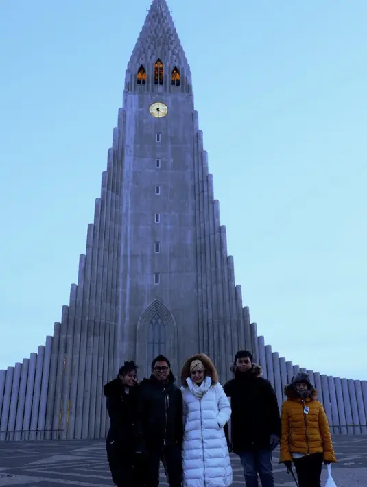 Tak hanya bermainsalju, namun Eko Patrio dan keluarga juga mengunjungi Hallgrimskirkja, yakni gereja sekaligus landmark kota Islandia, yang dibangun pada tahun 1945 atas ide dari Guðjón Samúelsson pada tahun 1937.   (Instagram/viona__rosalina)