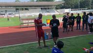 Eks pemain Manchester United dan Chelsea Juan Sebastian Veron saat memberi instruksi kepada pemain U-16 dalam turnamen mini fourfeo cup di Stadion Madya, GBK, Jakarta pada Kamis (1/6/2023). Veron menilai Indonesia berpotensi punya masa depan yang bagus di bidang sepak bola berkat kehadiran penggawa-penggawa muda berbakat. (Liputan6.com/Melinda Indrasari)