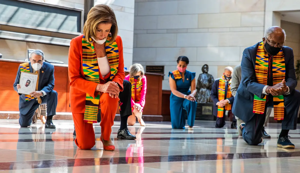Ketua DPR Nancy Pelosi (kiri) bersama beberapa anggota Kongres AS dari Fraksi Demokrat berlutut dan mengheningkan cipta di Gedung Kongres AS, Senin (8/5/2020). Mereka berlutut untuk memberikan penghormatan terhadap mendiang George Floyd dan korban kebrutalan polisi lainnya. (AP/Manuel Balce Ceneta)