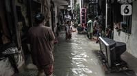 Anak-anak bermain air saat banjir merendam permukiman warga di kawasan Kemang Timur XI, Jakarta Selatan, Minggu (21/2/2021). Warga berharap pemerintah segera memperbaiki longsor agar banjir tidak berkepanjangan. (merdeka.com/Iqbal S. Nugroho)