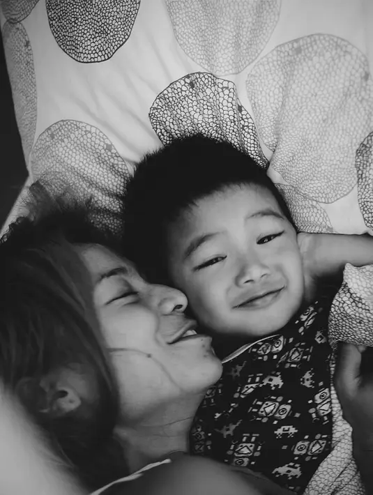 Tak hanya sering memperlihatkan gemasnya ia dengan sang anak. Daanish pun tak segan memamerkan keharmonisan rumah tangganya di sosial media Instagram. (Instagram/shareefadaanish)