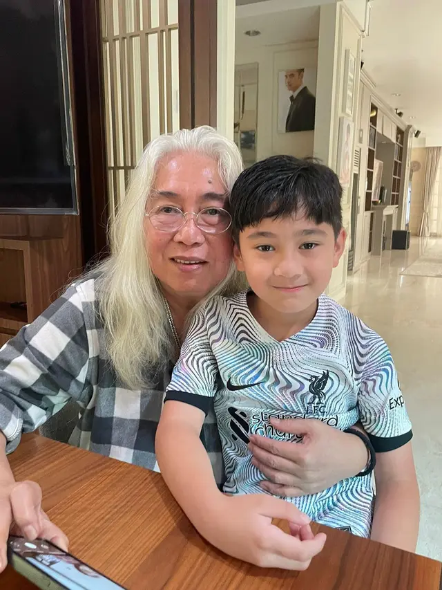 Gideon Tengker Bareng Kedua Cucu