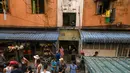 Orang-orang berkumpul di jalan untuk mengisi wadah dengan air di Yangon, Myanmar (14/3/2022). Ribuan orang menghadapi kekurangan air karena pemadaman listrik di kota tersebut. (AFP/STR)