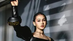 Penampilan Sandrinna Michelle saat menghadiri acara SCTV Awards 2022 ini pun tak lepas dari sorotan netizen. Dirinya tampil dengan busana berwarna hitam dan detail pita yang cukup besar. (Liputan6.com/IG/@sandrinna_11)