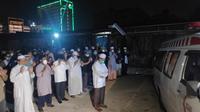 Jenazah Ustaz Tengku Zulkarnain (dalam ambulan) disalatkan oleh jemaah. (Liputan6.com/M Syukur)