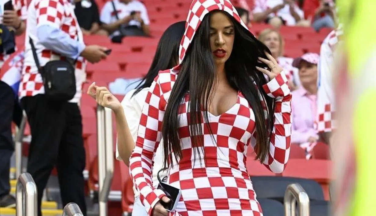 FIFA sendiri telah merilis aturan berbusana untuk orang-orang yang menonton Piala Dunia 2022 Qatar untuk tetap memakai busana terlalu terbuka, pakaian ketat, dan yang memamerkan belahan dada. @knolldoll.