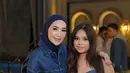 Ulang tahun ke-13, Arlova mendapatkan banyak kue ulang tahun. Ia pun tampil mengenakan dress sleeveless denim dengan aksen blink-blink pada bagian dada dan pinggang.  [@erintaulany]