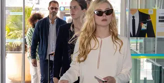 Elle Fanning tampak di airport menghadiri Cannes mengenakan kaftan putih, yang dipadunya dengan sneakers juga berwarna putih. Tampilan kasual yang sederhana, namun berkesan.