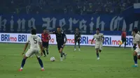 Persib Bandung menang 3-1 atas Persita Tangerang dipekan ke 16 Liga 1 musim ini di Stadion GBLA, Kota Bandung, Minggu (22/12/2024). (Bola.com/Erwin Snaz)