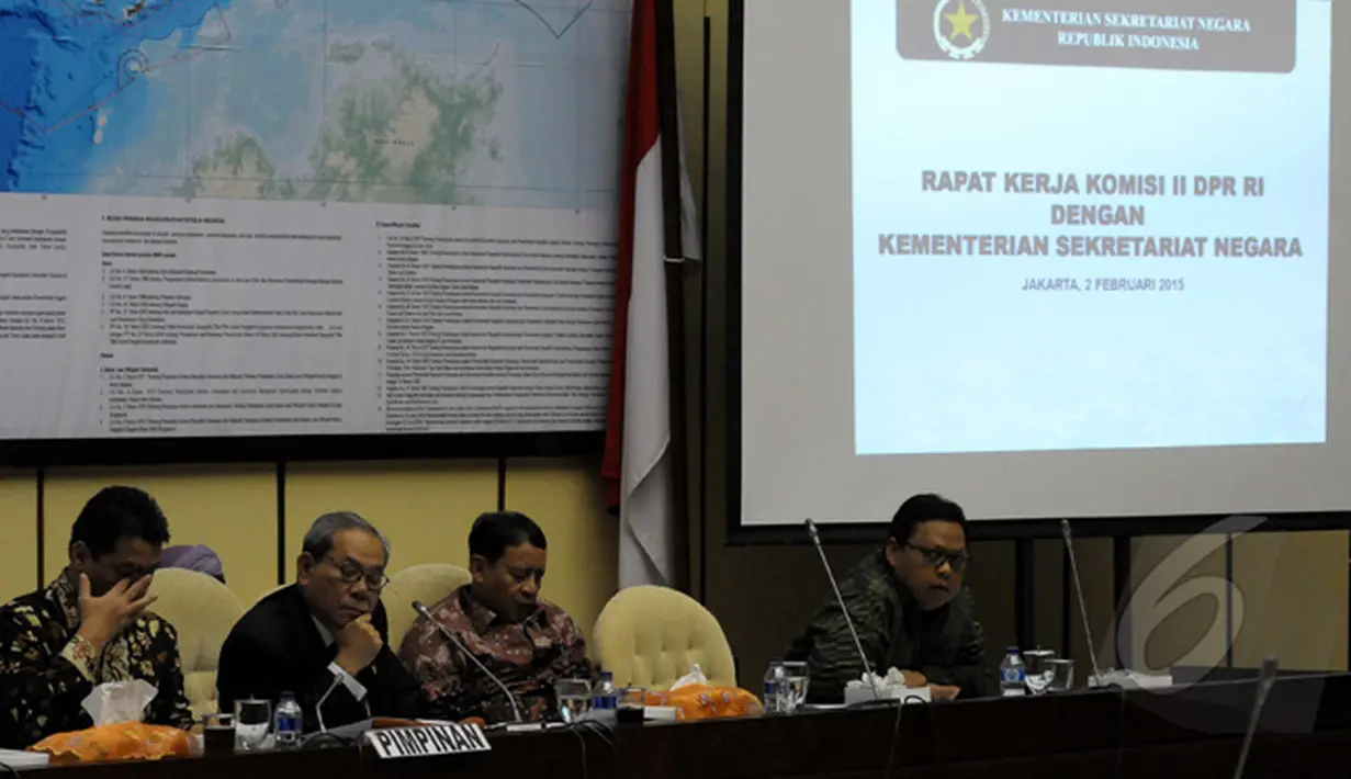 Ketua Komisi II Rambe Kamaruzzaman (kedua kiri), memimpin rapat kerja bersama Menteri sekretariat negara, di ruang rapat kerja komisi II, Gedung DPR RI, Senayan, Senin (2/2/2015).(Liputan6.com/Andrian M Tunay)