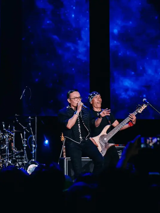 Konser Dewa 19 di Malaysia disambut hangat Baladewa. Ini tampak dari respons di kolom komentar. “So happy to see ur performance on stage mas Ari, anak2 indo di malaysia jg byk yg nonton. Sehat, semangat terus dan Sukses jg konser day 2 nya,” @eri**** menulis. “Amazing concert. Mungkin yang terbaik yang pernah ada, untuk skala band lndonesia yang konser di luar negeri,” @one*** menyahut. (Foto: Dok. Instagram @ari_lasso)
