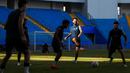 Pemain Borneo FC, Diego Michiels (tengah) mengumpan bola saat sesi official training di Stadion Batakan, Balikpapan, Sabtu (18/5/2024) jelang laga leg kedua semifinal Championship Series BRI Liga 1 2023/2024 pada Minggu, 19 Mei 2024. (Bola.com/Bagaskara Lazuardi)