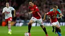 Penyerang Manchester United, Zlatan Ibrahimovic menggiring bola saat pertandingan melawan Southampton pada final Piala Liga Inggris di Stadion Wembley, London, (27/2). MU menang atas Southampton dengan skor 3-2. (AFP Photo / Ian Kington)