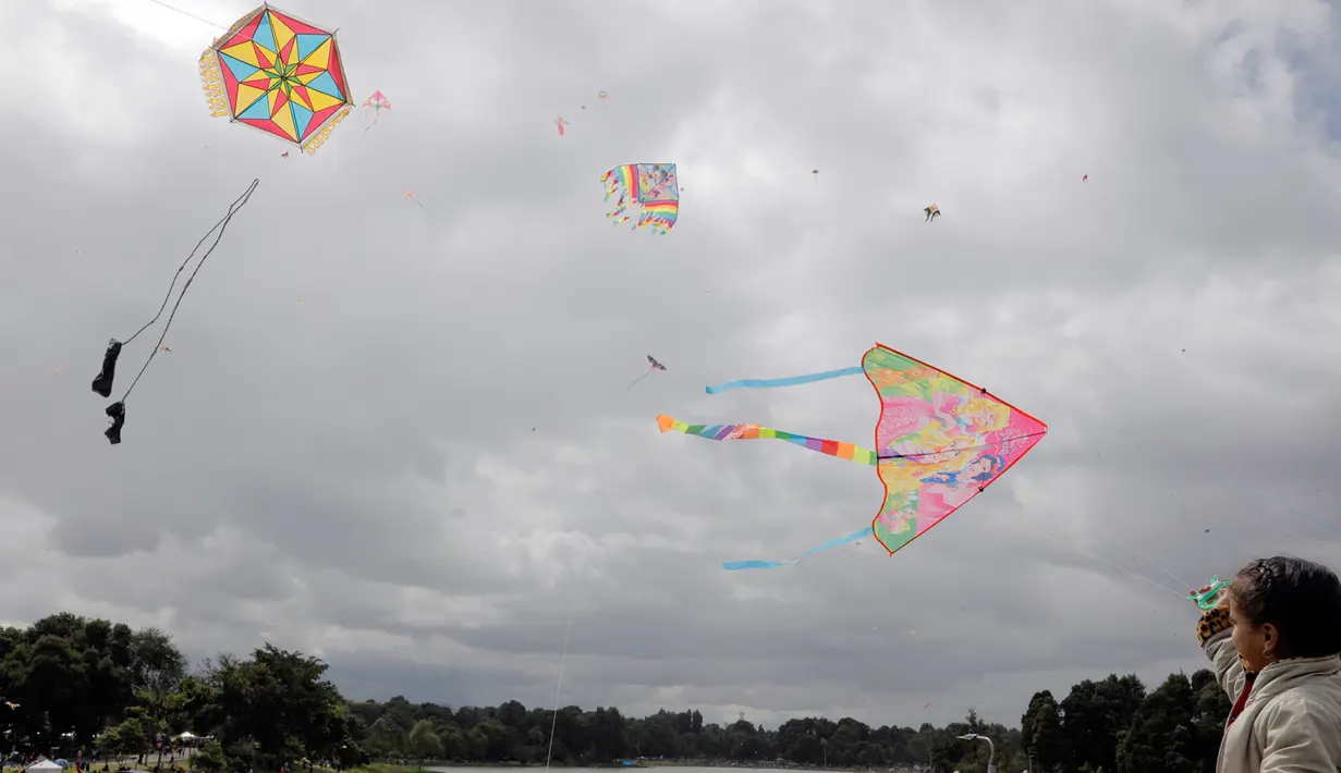 Orang-orang menerbangkan layang-layang selama festival musim panas di taman Simon Bolivar, Bogota, 12 Agustus 2018. Menikmati musim panas, menerbangkan layang-layang tetap menjadi kegiatan utama yang harus dilakukan. (AFP PHOTO/John VIZCAINO)