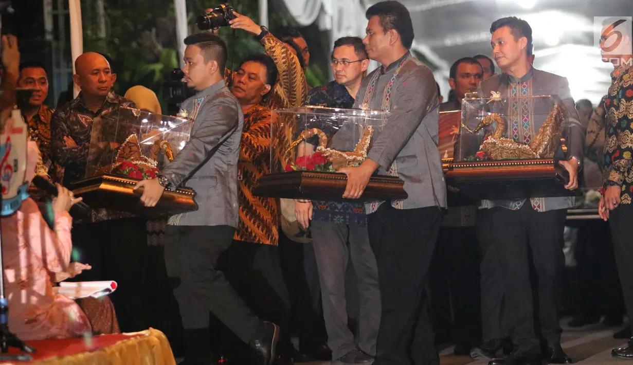 Keluarga mempelai pria Bobby Nasution membawa seserahan untuk Kahiyang Ayu pada acara serah terima Paningset dan Midodareni di kediaman Kahiyang Ayu di Surakarta, Selasa (7/11). (Liputan6.com/Angga Yuniar)