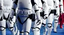 Prajurit tentara Stormtrooper menghadiri world premiere film Star Wars: The Rise of Skywalker di Hollywood, California, Senin (16/12/2019). Star Wars: The Rise of Skywalker akan menutup sekuel trilogi Star Wars yang pertama kali diluncurkan pada 2015 lalu. (Alberto E. Rodriguez/Getty Images/AFP)