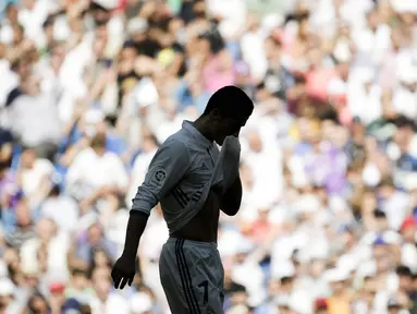 Cristiano Ronaldo terlihat kecewa saat timnya hanya bermain imbang 1-1 melawan Eibar pada lanjutan La Liga Spanyol 2016-2017 di Stadion Santiago Bernabeu, Madrid, Minggu (2/10/2016). (EPA/Emilio Naranjo)