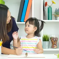 Membesarkan anak agar berani menentukan pilihan sendiri bukan perkara mudah. Di tengah rasa khawatir dan keinginan untuk selalu melindungi, orangtua sering kali tanpa sadar terlalu cepat mengambil alih situasi. (foto/dok:freepik/jcomp)