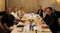 Ketua PSSI, Erick Thohir menemui pelatih Timnas Indonesia, Patrick Kluivert, dan para asistennya plus penasihat teknis PSSI, Jordi Cruyff. (Bola.com/Dok.Instagram Erick Thohir).