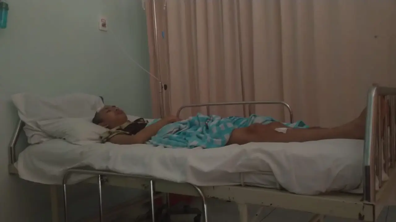 Putra, terbaring di rumah sakit di Tangerang akibat dikeroyok. (Pramita/Liputan6.com)