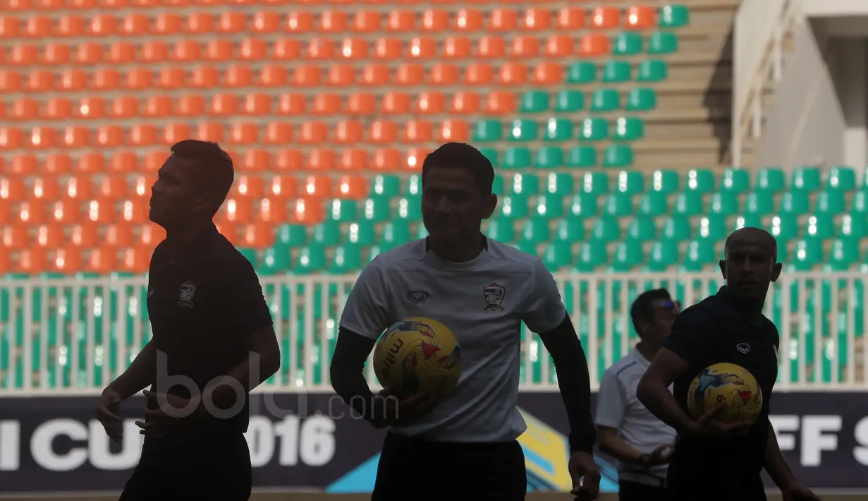 Pelatih Thailand, Kiatisuk Senamuang (tengah) serius memberikan arahan kepada anak asuhnya menjalani uji coba lapangan jelang leg pertama Final Piala AFF 2016  di Stadion Pakansari, Bogor (13/12/2016).  (Bola.com/Nicklas Hanoatubun)