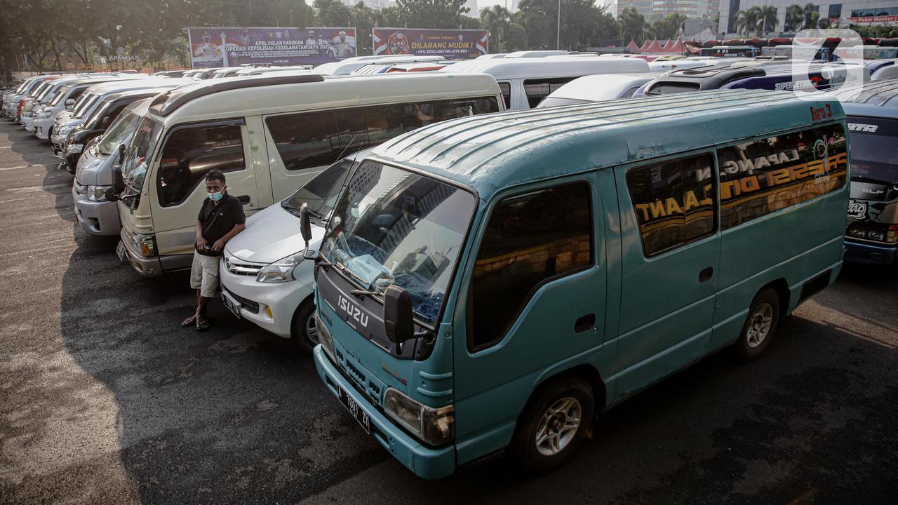 FOTO: Nekat Angkut Pemudik, 115 Kendaraan Travel Gelap Diamankan Polda Metro Jaya