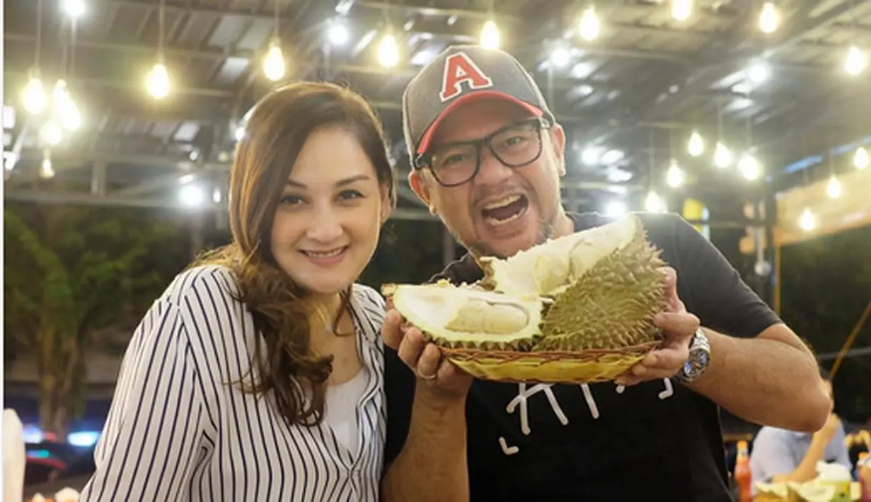 "Dari awal saya dan Mona sudah sepakat melewati dan menghadapi berbagai cobaan. Menikah itu bukan untuk bahagia, tapi untuk belajar. Karena ada yang kecewa karena nggak sesuai yang diharapkan," ujar pemeran Kapten Margono dalam film Ekskul itu.