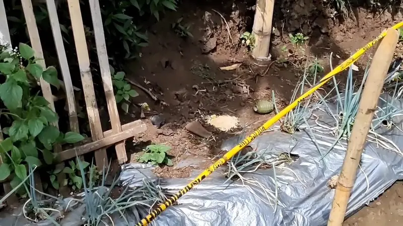 Sebuah police line masih terpasang berikut granat nanas yang telah meledak, di Kampung Babakan Garut, Desa Cisero, Kecamatan Cisurupan, Kabupaten Garut, Jawa Barat, empat warga menjadi korban. (Liputan6.com/Jayadi Supriadin)