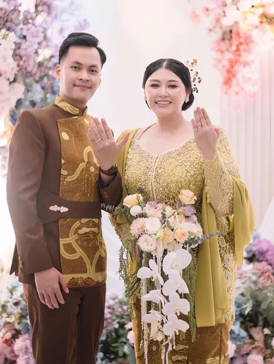 <p>Sementara itu, Sandro mengenakan atasan batik yang dibuat menjadi model beskap modern. Batik tersebut pun serasi dengan kain bawahan yang dikenakan Clarissa. [@imagenic]</p>